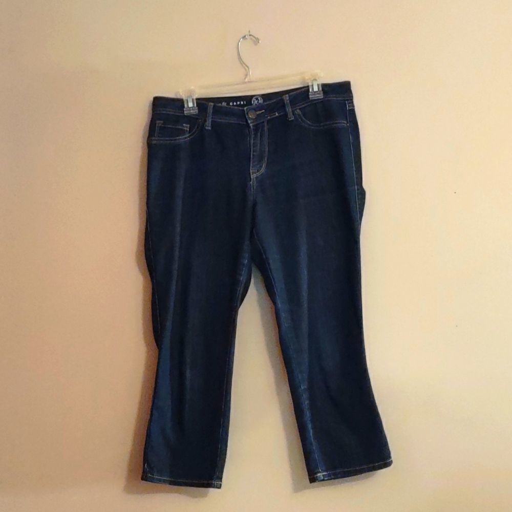 W62 Women's‎ size 8 signature fit jean denim capris dark wash